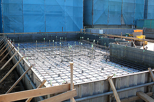 【TAKIHOUSE■基礎は独自基準の「ベタ基礎」を】地面と建物とのつなぎ部分（基礎）一面に鉄筋コンクリートを流し込み、建物を面全体で支える「ベタ基礎」。
耐震性に優れ、湿気に強く、シロアリ被害も起こりにくいというメリットがあります。TAKI HOUSEの「ベタ基礎」は、さらに建物の土台と壁を支える部分の高さや厚みを増すことで、建物の強度や耐久性を高めています。TAKI HOUSEのベタ基礎
立ち上がり部分は、当社では従来120mmとされる厚みを150mmに、300mmとされる高さを400mmで施工。耐震＆耐久性をUPさせています。（当社施工例）