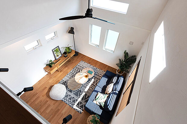 【吹抜リビング（施工例）】リビング上部にロフトがあることで吹抜け空間が生まれます。上下の温度差が少ない省エネ断熱仕様。天井の高さから得られる解放感や、大きな窓からの採光が魅力。一戸建てならではの間取だけに根強い人気があります。