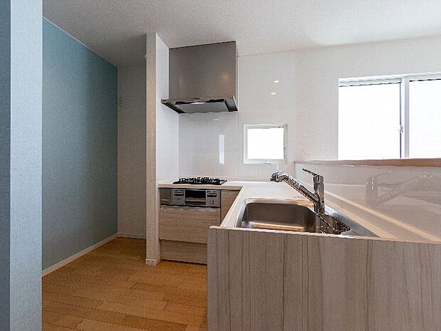 【ー】料理を楽しく！人気のＬ字型のオープンキッチンです。パナソニックの「S-CLASS」シリーズ。シンクは清潔感があり、傷がつきにくい素材を使用しキレイが長持ち。対面タイプならキッチン内にいながらご家族やお客様との会話が楽しめます。でき上がった料理をすぐにテーブルへ運べるのも嬉しいポイント。調理スペースを広く取りスムーズな動線を確保することで使い勝手の良いキッチンが実現。効率よくお料理を楽しめます。食する料理に家族が舌鼓を打ち、自然と笑いが絶えない空気感がそこに広がります。今日の献立は何にしましょう♪