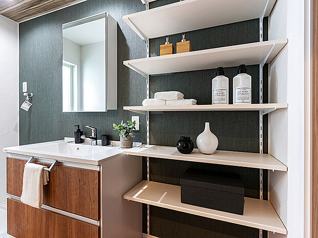 【ー】おそうじラクラク！洗面ドレッシングはパナソニック「シーライン」シリーズをセレクトしました。水栓まわりは「３°傾斜設計」。濡れたものを置く定位置を設け、手前に傾ける事により、水あか汚れを軽減させ手間が減ります。カウンター部はつなぎ目や隙間がないので汚れもささっと拭くだけ。排水口はフチに隙間がない構造で、掃除が楽。水栓はヘッドの引き出しが可、吐水部を左右90度首振りができ、洗面ボウルの清掃もスムーズです。収納キャビネットは、奥の物がしっかり見渡せて使いやすさに配慮。1面鏡内部にも収納が可能です。