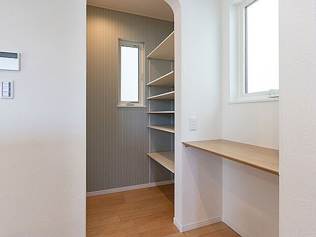 【パントリー・ミセスコーナー　7号棟　2025.11.29】お洒落なフローリングに、ホワイトのしっくいのぬり壁、アールの下がり壁、天井には木目調、各所には明るやさしい色のアクセントクロスを採用し、お洒落な建物が完成しました。