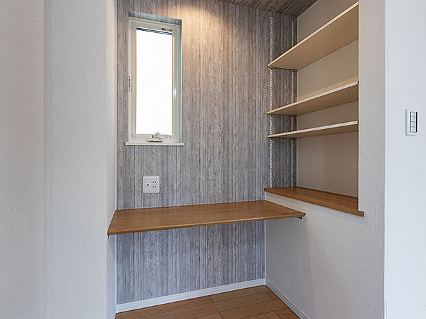 【-】働き方改革やライフスタイルの多様化、在宅勤務が浸透し始めた社会では、「住まい」の重要性は増し、進化を求められています。これからの住宅は、快適な生活だけでなく快適に働くための環境を兼ね備えた「住まい」でなくてはなりません。TAKI HOUSEでは、在宅ワークに使えるテレワークスペースを積極的に取り入れています。カウンタータイプになっているので、心地の良い椅子を置いてリモート会議や資料を揃えての作業に適しています。また、書斎や趣味のスペースとして利用するほか、お子様の学習スペースとしてのご利用にも。