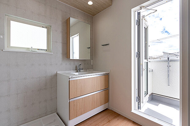 【 TAKIHOUSE×パナソニック　システムユニットバス】1坪サイズが標準の浴室。広々としていて、毎日のんびりお風呂に入れます。もちろん浴室換気乾燥暖房機もついているので、梅雨の時期でも寒い冬でも1年中快適なバスルームです。