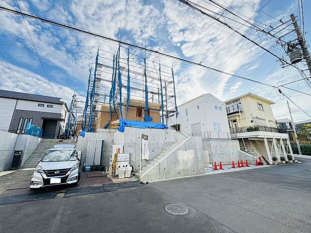 【現地写真(2024年9月29日現在）】心地よく住むためのノウハウとアイデアを、デザインのプロが監修。暮らしやすさにお洒落かわいいデザインをプラスした“自然素材の優しい家。ご見学や資料請求等、お気軽にお問合せ下さい！0120-938-226