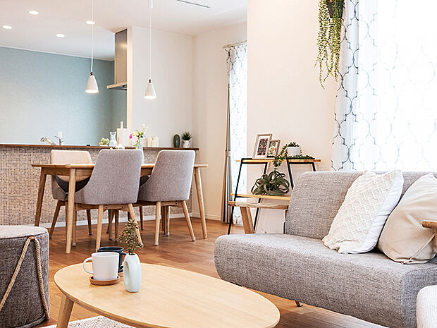 【TAKIHOUSE　リビング　【施工例】】「女性にやさしい自然素材の家」をコンセプトに1棟1棟丁寧に作りました。奥様が心地よく過ごせるよう、リビングの開放と窓を多く取り入れ明るい、そして開放感タップリのリビングに仕上がりました。