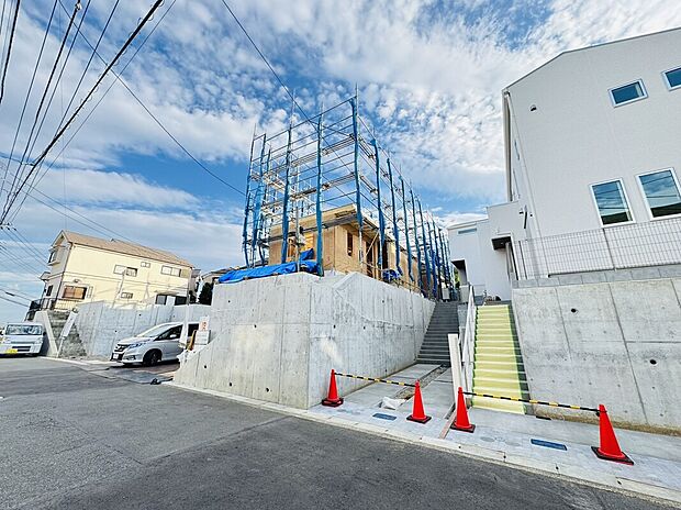 【現地写真(2024年9月29日現在）】駐車スペース１台。全居室収納付き。室内の壁には漆喰、フローリングには天然木を採用し暮らしにやさしく仕上げています。それぞれの家庭のそれぞれの生活スタイルに合った、快適で楽しい暮らしを♪