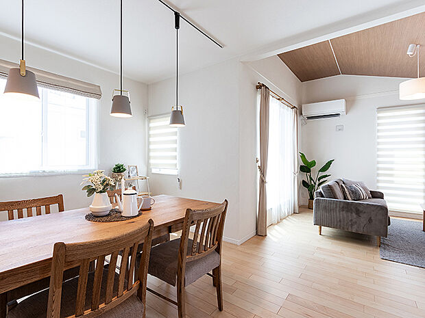 【TAKIHOUSE　リビング　【施工例】】「女性にやさしい自然素材の家」とは、4LDKに1階LDKを配置するのが当たり前の一般的な戸建住宅の既成概念を捨て、本当に生活しやすく住み心地の良い住宅とは？を一から考えて作り上げた住宅です。