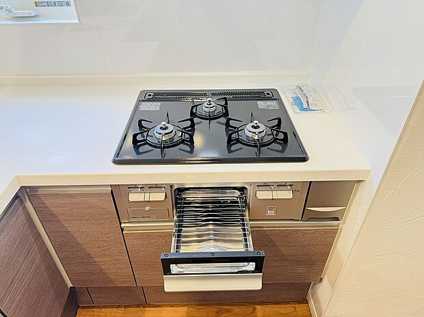 【３口コンロ　Panasonic製システムキッチン】同時に複数の料理が調理できる3口コンロ。焼く・蒸す・煮るなどの工程を同時進行で進めることができるので、凝った料理の作業効率アップはもちろん鍋を移動する回数が減り、無駄な動きを軽減することができます。