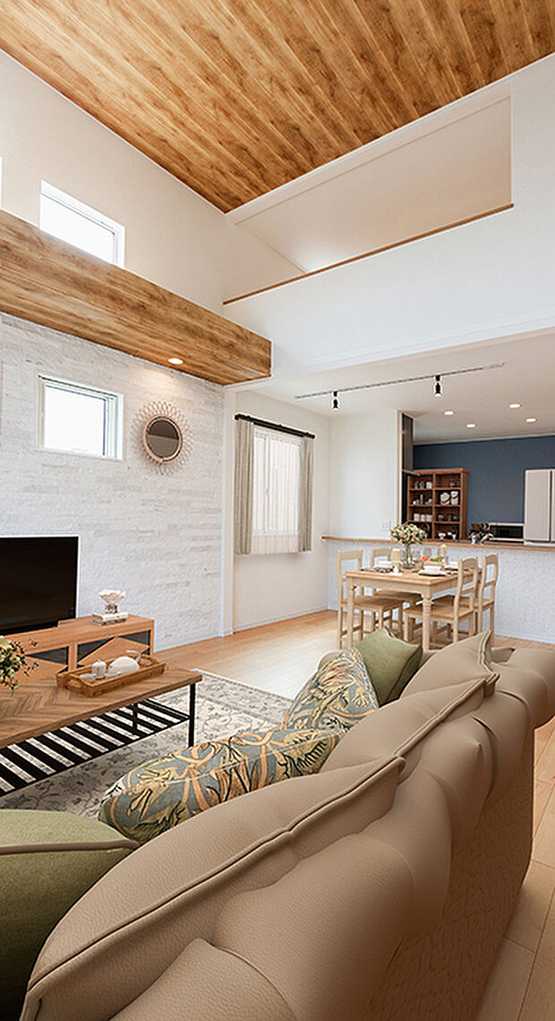 【ＬＤＫ　現地(2024年11月11日現在）】リビング上部にロフトがあることで吹抜け空間が生まれます。天井の高い位置に窓を配置しすることによって、一層開放感が得られます。上下の温度差が少なく、夏は涼しく冬暖かい省エネ断熱仕様で機能的です。