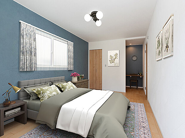 【主寝室　現地写真＋ＣＧ(2024年11月11日現在）】室内の一部、一面のみカラーのアクセントクロスを採用しています。お部屋ごとに印象が変わり、普段の生活に変化を与えてくれる、お洒落な工夫です。カーテンを選ぶのが楽しくなりますね。