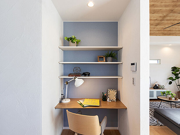 【-】働き方改革やライフスタイルの多様化、在宅勤務が浸透し始めた社会では、「住まい」の重要性は増し、進化を求められています。これからの住宅は、快適な生活だけでなく快適に働くための環境を兼ね備えた「住まい」でなくてはなりません。TAKI HOUSEでは、在宅ワークに使えるテレワークスペースを積極的に取り入れています。カウンタータイプになっているので、心地の良い椅子を置いてリモート会議や資料を揃えての作業に適しています。また、書斎や趣味のスペースとして利用するほか、お子様の学習スペースとしてのご利用にも。