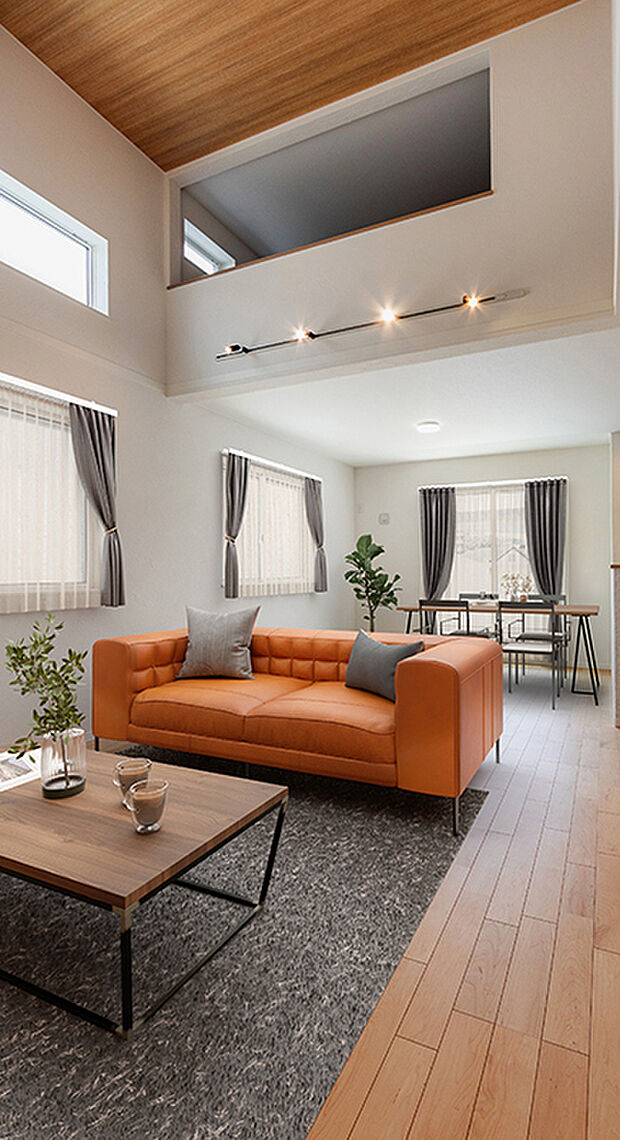 【ブランピュールさがみ野　ＬＤＫ（２号棟施工例）】豊かな光が照らすこの場所は、たわいもない会話を楽しみ、ゆったりとした時間を過ごす場所。この場所から、家族の記憶が紡がれるでしょう。窓が多くやわらかな明るい陽光が射し込みます。床の木目が美しく、快適。