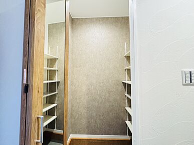 家の第一印象を決める玄関はすっきりさせたいところ。靴やブーツだけでなく、傘や大きなものも隠せていつも気持ち良くゲストもお出迎え。ご家族のアイテムがしまえる、大型のシューズインクローゼットを装備。大容量シューズクローゼットは、靴が多いご家族に魅力。人が中に入って歩けるほどのスペースがあり、たくさんの荷物を収納できるので、お部屋もすっきりしますね。 