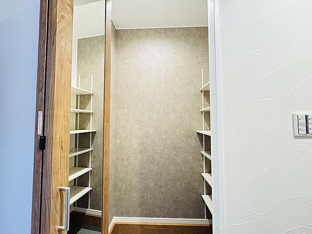 【-】家の第一印象を決める玄関はすっきりさせたいところ。靴やブーツだけでなく、傘や大きなものも隠せていつも気持ち良くゲストもお出迎え。ご家族のアイテムがしまえる、大型のシューズインクローゼットを装備。大容量シューズクローゼットは、靴が多いご家族に魅力。人が中に入って歩けるほどのスペースがあり、たくさんの荷物を収納できるので、お部屋もすっきりしますね。