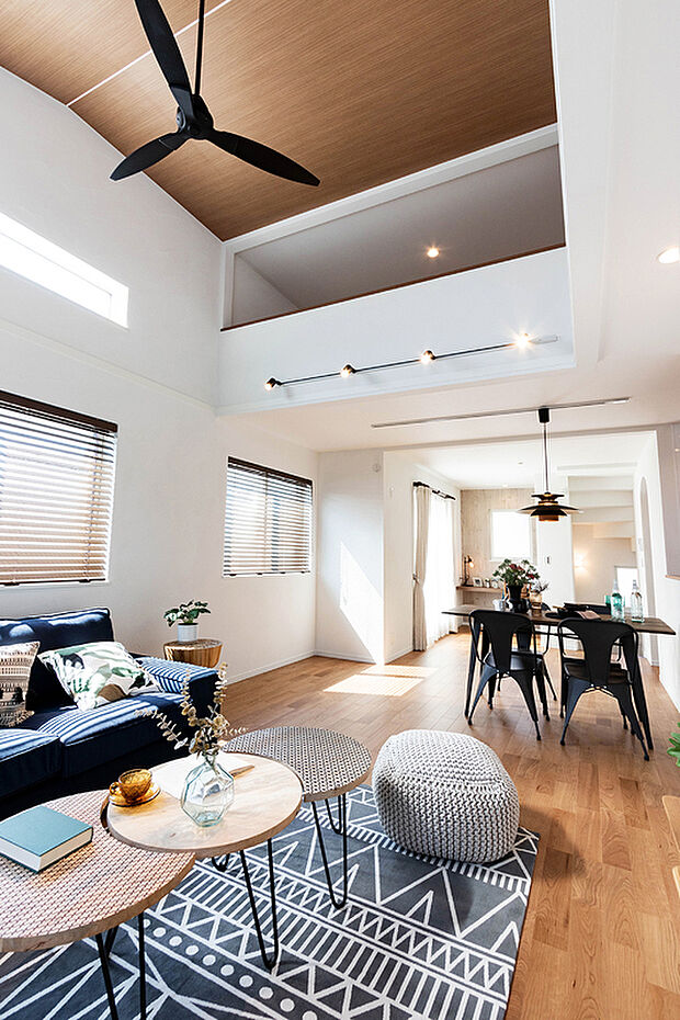 【-】家の第一印象を決める玄関はすっきりさせたいところ。靴やブーツだけでなく、傘や大きなものも隠せていつも気持ち良くゲストもお出迎え。ご家族のアイテムがしまえる、大型のシューズインクローゼットを装備。大容量シューズクローゼットは、靴が多いご家族に魅力。人が中に入って歩けるほどのスペースがあり、たくさんの荷物を収納できるので、お部屋もすっきりしますね。