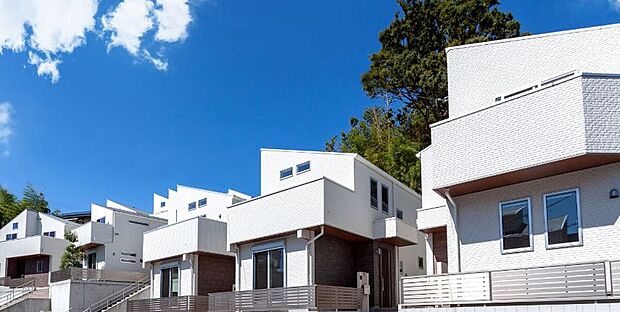 【TAKIHOUSEの家づくりのこだわり 】TAKI HOUSEは、流れるような家事動線や使いやすい収納、 自然心とからだにやさしい自然素材の家。素材にこだわった住まいを企画・販売しています。神奈川県川崎市を中心に、年間約130棟の注文住宅・建売住宅を手がけています。※当社施工例