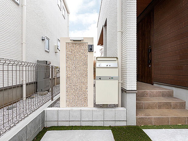 【門柱・宅配ボックス(施工例)】門袖もこだわりのひとつ。すっきりとしたデザインが好印象。インターホンはLEDライト搭載のカラーモニター付で、録画機能もあり安心。
大容量の宅配BOXも装備しているため、不在時の荷受けが可能です。