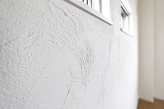 【TAKIHOUSE■機能性に優れた漆喰壁】自然素材「漆喰」と無骨でスタイリッシュなアイテムが織りなす洗練美。TAKI HOUSEでは約10年前から全棟に漆喰壁を採用してきました。
古くから日本で使われてきた自然素材の漆喰は、調湿性と消臭性に優れ、湿気の多い日本では理にかなった素材。
漆喰の壁によって1年中爽やかな空気に包まれ、快適に過ごすことができます。