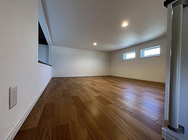 【大型ロフト 7.0帖(固定階段付)】マイホームに趣味のスペースを。TAKI HOUSEでは固定階段で上がれる大型ロフトを採用しております。このロフトスペースは倉庫として使用する方もいらっしゃいますが、天井が低い事以外は、通常の居室と仕様は同じですので、工夫次第でさまざまな用途でご利用する事が可能です。例えば、ルームシアターにするのはいかがでしょう。現在は低価格でも高機能のプロジェクターが多数販売されており、Netflixをはじめとしたサブスクが充実しているので、ネット回線があれば外に出なくても、様々な映像作品が楽しめます。