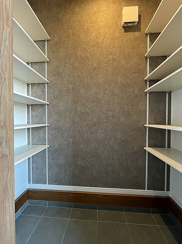 【シューズクローゼット】家の第一印象を決める玄関はすっきりさせたいところ。靴やブーツだけでなく、傘や大きなものも隠せていつも気持ち良くゲストもお出迎え。ご家族のアイテムがしまえる、大型のシューズインクローゼットを装備。大容量シューズクローゼットは、靴が多いご家族に魅力。人が中に入って歩けるほどのスペースがあり、たくさんの荷物を収納できるので、お部屋もすっきりしますね。