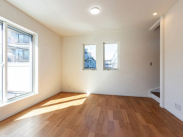 【-】室内の壁には天然素材のしっくいを採用。しっくいには化学物質を吸着・分解する効果や殺菌効果、吸放湿性能が大変高く、室内の湿度を吸収してくれます。日本の気候風土(高温高湿気候)に大変適した塗り壁材です。