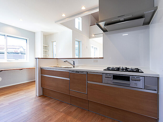 【ー】毎日のお料理をもっとラクに、楽しくこなせる、パナソニックの「ラクシーナ」シリーズ。シンクは清潔感のあるベーシックなステンレスタイプで、汚れにくく傷がつきにくい素材を使用し、キレイが長持ち。シンクとカウンターの間は段差を少なくした形状で、お手入れがしやすいスキマレス。汚れがたまりにくい排水口と、ゴミが集めやすく捨てやすいアミカゴを搭載し、洗剤ラックも標準装備。レンジフードは常時換気機能が付いています。調理器具の使用頻度などが考慮された、取り出しやすいオールスライド式のシステムキッチンです。