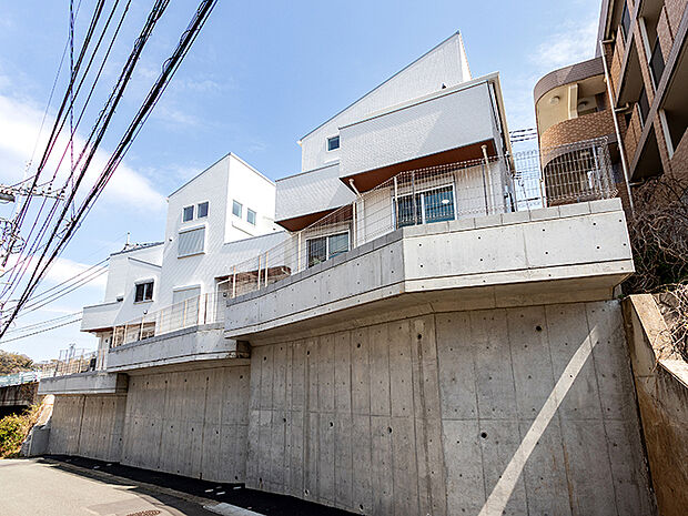 【現地写真(2025年4月5日現在)】駐車スペース2台。全居室収納付き。室内の壁には漆喰、フローリングには天然木を採用し暮らしにやさしく仕上げています。それぞれの家庭のそれぞれの生活スタイルに合った、快適で楽しい暮らしを♪