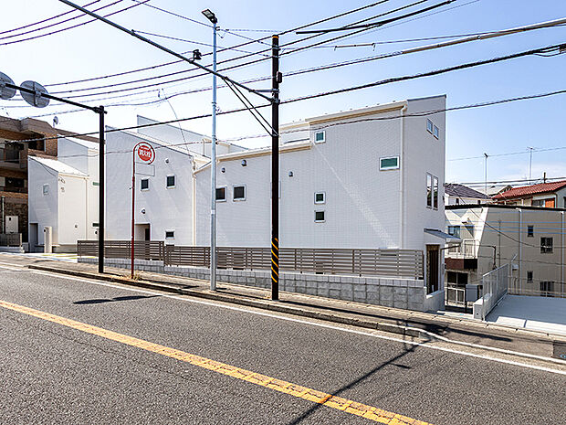 【現地写真(2025年4月5日現在)】古来から建物に使用されてきた自然素材、漆喰を壁材として採用。消石灰を原料とする不燃性の塗り壁で微生物の繁殖を抑制する強アルカリ性。抗菌効果が期待できます。さらに調湿性や消臭性にも優れています