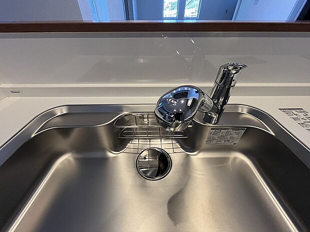 【浄水器 Panasonic製システムキッチン】【浄水器】お水を美味しく、安全に。水そのものの味わいを楽しめてコーヒーや紅茶、お茶の風味が引き立つほか、塩素や有機フッ素化合物など水道水に混入する不純物や有害物質を除去してくれるので体に優しい設備です。