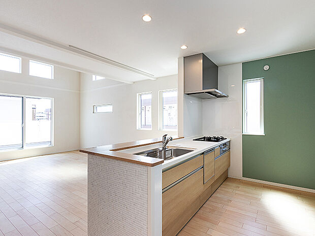 【-】なかなかキッチンから離れられないお料理中でも、リビングにいる子供の様子が見えて安心の対面式。キッチンスペースに小さなお子さんが入れないように柵を用意して、安全性も確保できます。オープンキッチンは、リビングにいる家族とコミュニケーションがとりやすい人気の間取。来客時には会話を楽しみながらお茶の準備ができます。 