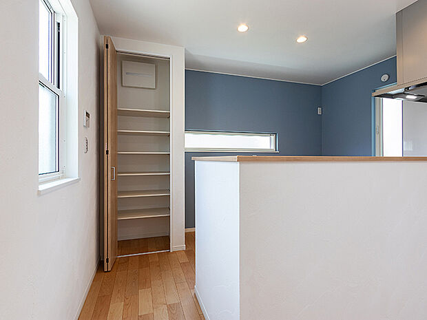 【キッチン収納　2025.06.08撮影】自然素材の質感が心地よい、陽当たりの良い2階リビングプランを採用。18.67～18.99帖のLDK＋キッチン横には可動棚の収納スペース設けるなど女性に人気のプランです。