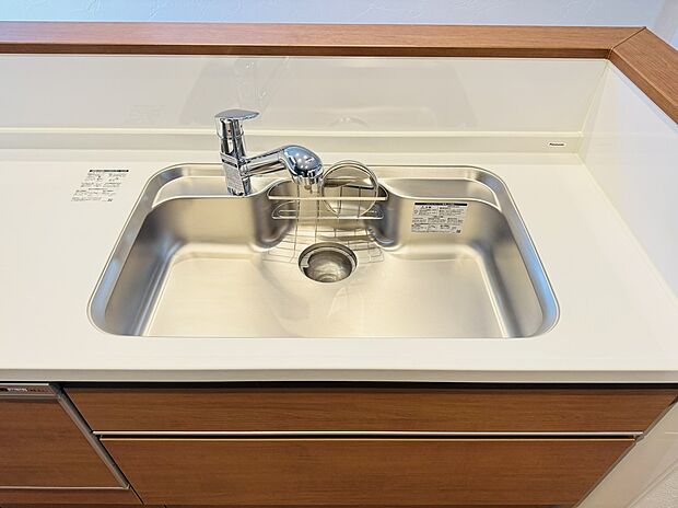 【浄水器　Panasonic製システムキッチン】【浄水器】お水を美味しく、安全に。水そのものの味わいを楽しめてコーヒーや紅茶、お茶の風味が引き立つほか、塩素や有機フッ素化合物など水道水に混入する不純物や有害物質を除去してくれるので体に優しい設備です。