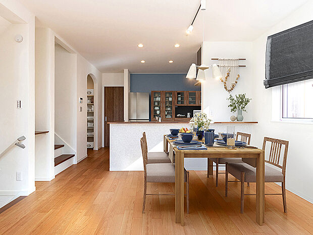 【リビングダイニングキッチン（施工例）】ＬDKはフロア全てを使い、広さを演出しています。収納の少ない部屋をいくつも設けるより、大きな収納をたくさんつけた、広々としたゆとりのプランをご提案しています。