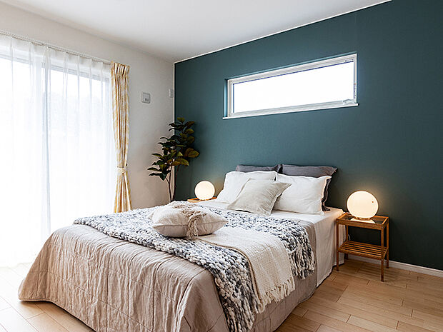 【アクセントクロス（施工例）】室内の一部、一面のみカラーのアクセントクロスを採用しています。お部屋ごとに印象が変わり、普段の生活に変化を与えてくれる、お洒落な工夫です。カーテンを選ぶのが楽しくなりますね。