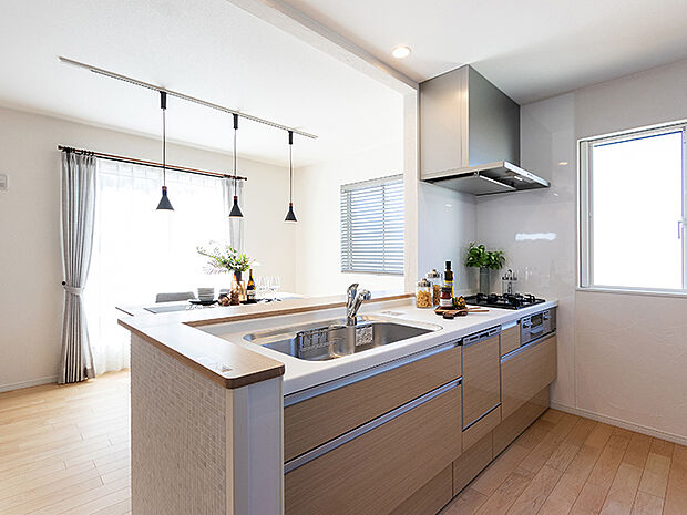 【キッチン（施工例）】スタイリッシュな対面キッチンを採用。キッチンからリビングが見渡せるので、お子様を安心して遊ばせながら家事ができますね！リビング学習をするお子様にも声がかけやすい自然な距離感です。(施工例)