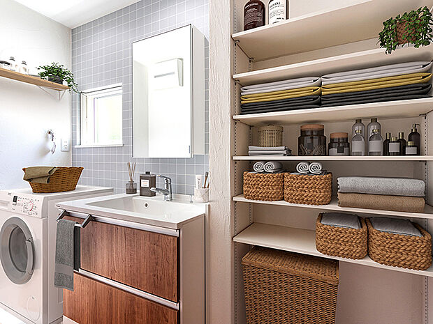 【ランドリーラック（施工例）】洗面室には物の大きさに合わせて高さが調節できる可動棚を設置。タオルやボディーソープのストック、着替えなど家族の日用品がきれいにしまえ、使うときもさっと取れるので大変便利です。（施工例）