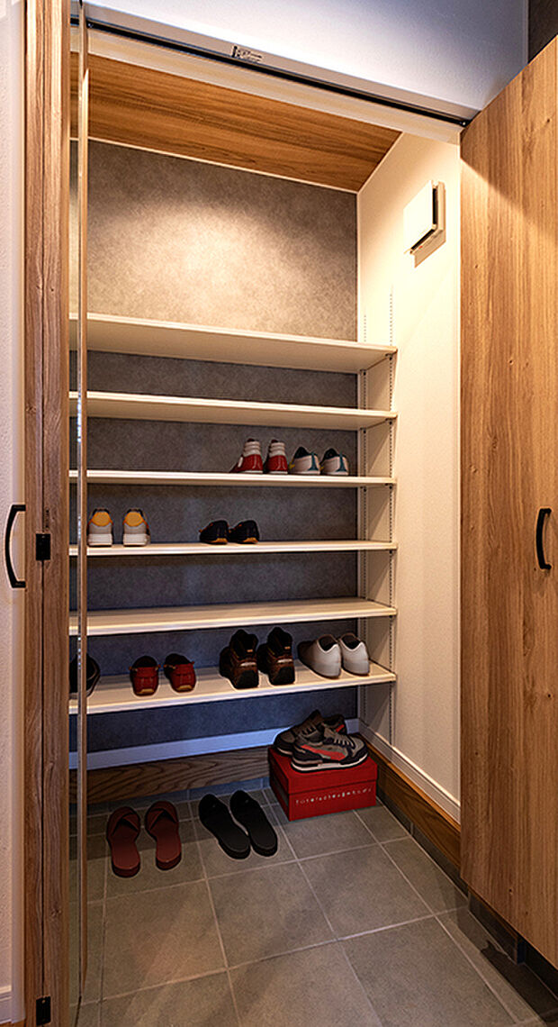 【1LDK＋S】玄関ホールには、アイアンで製作したコートハンガーを標準設置。TAKIHOUSEでデザインしオーダー施工したオリジナルの商品です。玄関手摺と合わせて直線的なデザインがカッコイイと評判です♪家の第一印象を決める玄関はすっきりさせたいところ。靴やブーツだけでなく、傘や大きなものも隠せていつも気持ち良くゲストもお出迎え。