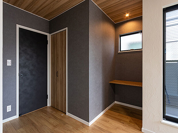 【1LDK＋S】3階洋室にテレワークスペースを設けました。2階リビングを中心とた暮らしの場合、リビング以外の階に、テレワークスペースを設ける事により、ズーム会議中での音のストレスがなく集中して会議に参加できますね♪