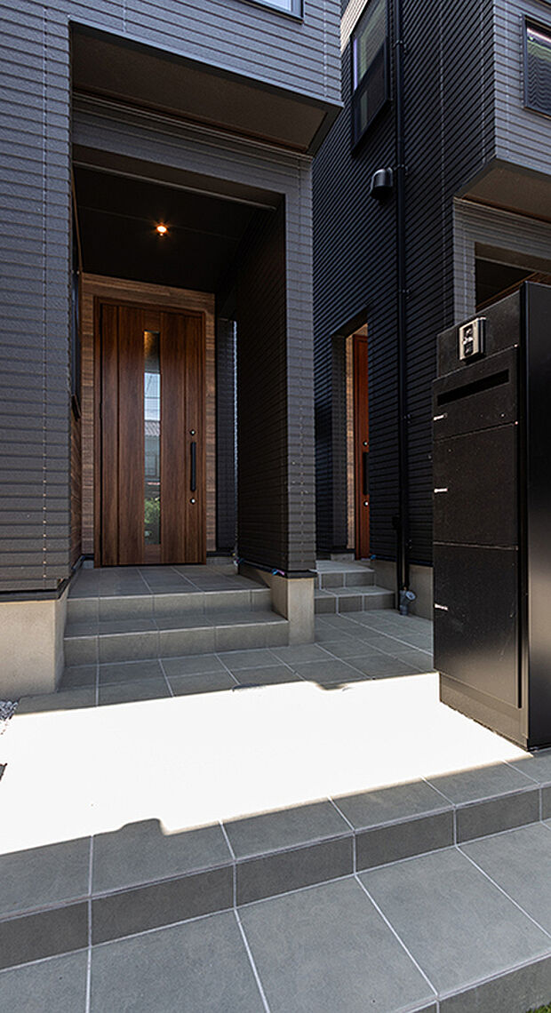 【玄関ポーチ　2025.6.22撮影】宅配ポストはムダのないシンプルさにマットブラック色でグリノワールのコンセプトと合うデザインの宅配ポストを採用。すっきりしたデザイン。プライバシーを重視した表札を付けない玄関宅配ポストです。