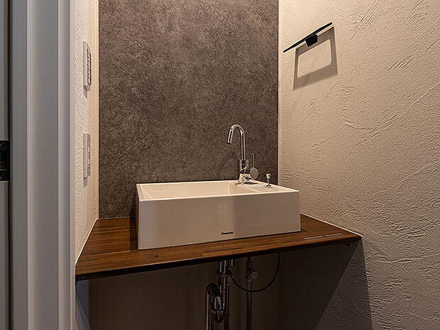 【1階小洗面（9号棟）】玄関を入ってすぐのところに、あると嬉しい手洗い洗面コーナーを設置しました♪子供も毎日外から帰ってきてすぐに手洗いとうがいができるので、毎日自然と習慣付き、ウイルス予防にも。冬でも安心お湯もでます。