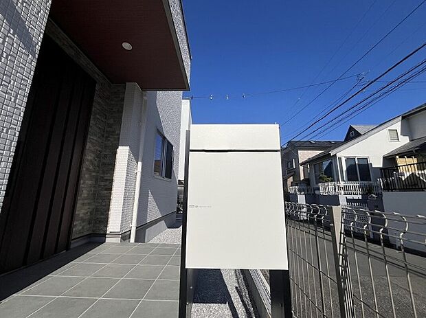 【 現地写真(2025年11月28日現在）】味わい深い天然木のフローリング
TAKI HOUSEの家は、玄関から一歩足を踏み入れると天然木複合フローリングの心地よさとぬくもりが伝わります。