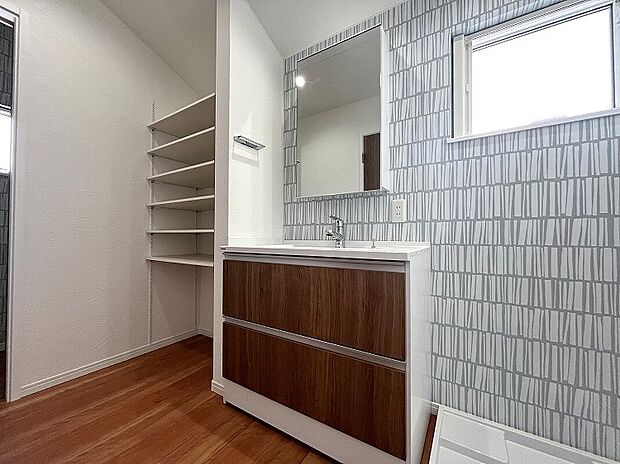 【パウダールーム　　Panasonic製 シーライン】おそうじラクラク！洗面ドレッシングはパナソニック「シーライン」シリーズをセレクトしました。水栓まわりは「３°傾斜設計」。濡れたものを置く定位置を設け、手前に傾ける事により、水あか汚れを軽減させ手間が減ります。カウンター部はつなぎ目や隙間がないので汚れもささっと拭くだけ。排水口はフチに隙間がない構造で、掃除が楽。水栓はヘッドの引き出しが可、吐水部を左右90度首振りができ、洗面ボウルの清掃もスムーズです。収納キャビネットは、奥の物がしっかり見渡せて使いやすさに配慮。1面鏡内部にも収納が可能です。