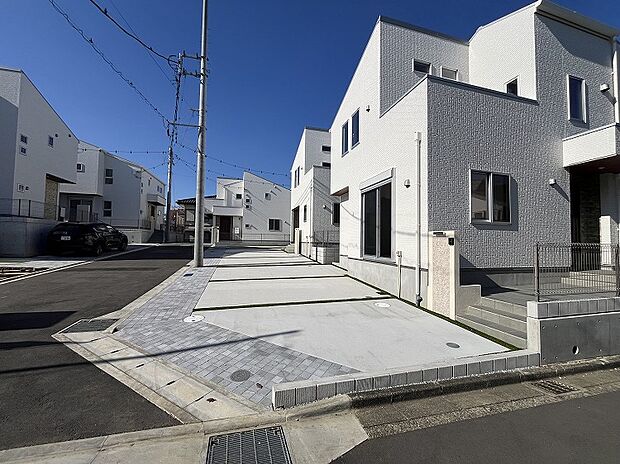 【-】門袖もこだわりのひとつ。すっきりとしたデザインが好印象。カースペースは3号棟は2台。５号棟と６号棟は並列駐車が可能で、３台停められます。（６号棟は１台分軽自動車。）家の前の道路は車通りが少なく、車庫入れも楽々です。車でお出かけするのはもちろんのこと、外出する際に道路幅が広いと見通しも良く助かりますね。