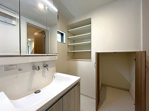 【シャワー水栓付き洗面台】スクエア型の大きな洗面ボウル。ゆっくり整える場として活躍しそう。洗面所から浴室が近いのでスムーズに移動できます。身も心も整えたい場所だから人やモノの移動も楽に行えるのが暮らしやすさにつながります。