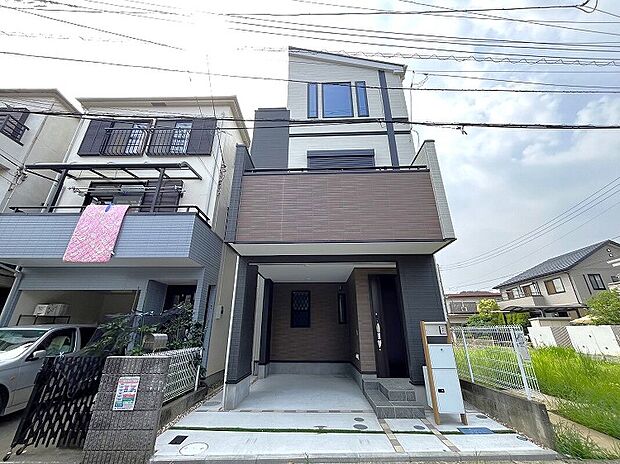 【外観　2025.07撮影】表現された空間は優しい光と風を纏い、家族の時間を豊かにしてくれます。デザインされた空間と競い合うかのような充実した建物設備も生活に彩りをもたらしてくれることでしょう。