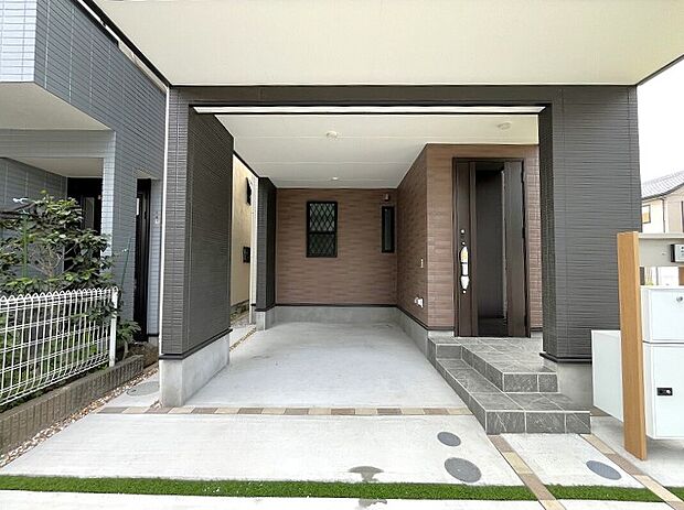 【ビルトインガレージ　　2025.07撮影】強烈な日差しや雨風、ホコリなどから大切な愛車を守ります。また悪天候の時など、身体を濡らすことなく乗降りができる点も特徴です。駐車場代が発生しないって家計に嬉しい♪