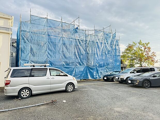 【ブランピュール東山田　2期　2025.09.29撮影】カースペースは1台。家の前の道路は4.5ｍ。大通りではないので車庫入れも楽々です。車でお出かけするのはもちろんのこと、外出する際に道路幅が広いと見通しも良く助かりますね。