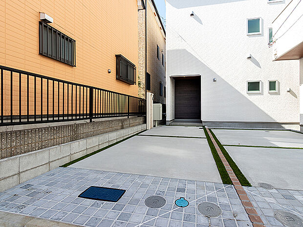 【ブランピュール東山田 現地 2026.03.16】カースペースは1台。家の前の道路は4.5m。大通りではないので車庫入れも楽々です。車でお出かけするのはもちろんのこと、外出する際に道路幅が広いと見通しも良く助かりますね。