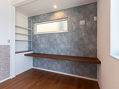 働き方改革やライフスタイルの多様化、在宅勤務が浸透し始めた社会では、「住まい」の重要性は増し、進化を求められています。これからの住宅は、快適な生活だけでなく快適に働くための環境を兼ね備えた「住まい」でなくてはなりません。TAKI HOUSEでは、在宅ワークに使えるテレワークスペースを積極的に取り入れています。カウンタータイプになっているので、心地の良い椅子を置いてリモート会議や資料を揃えての作業に適しています。また、書斎や趣味のスペースとして利用するほか、お子様の学習スペースとしてのご利用にも。 