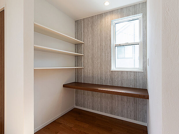 【-】働き方改革やライフスタイルの多様化、在宅勤務が浸透し始めた社会では、「住まい」の重要性は増し、進化を求められています。これからの住宅は、快適な生活だけでなく快適に働くための環境を兼ね備えた「住まい」でなくてはなりません。TAKI HOUSEでは、在宅ワークに使えるテレワークスペースを積極的に取り入れています。カウンタータイプになっているので、心地の良い椅子を置いてリモート会議や資料を揃えての作業に適しています。また、書斎や趣味のスペースとして利用するほか、お子様の学習スペースとしてのご利用にも。